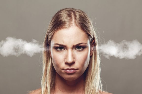 Femme exprimant de la colère et des émotions intenses